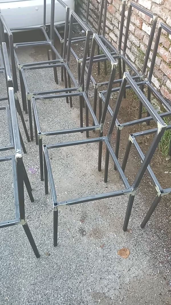 Korniza karrigesh të salduara në punishte, gati për lyerje