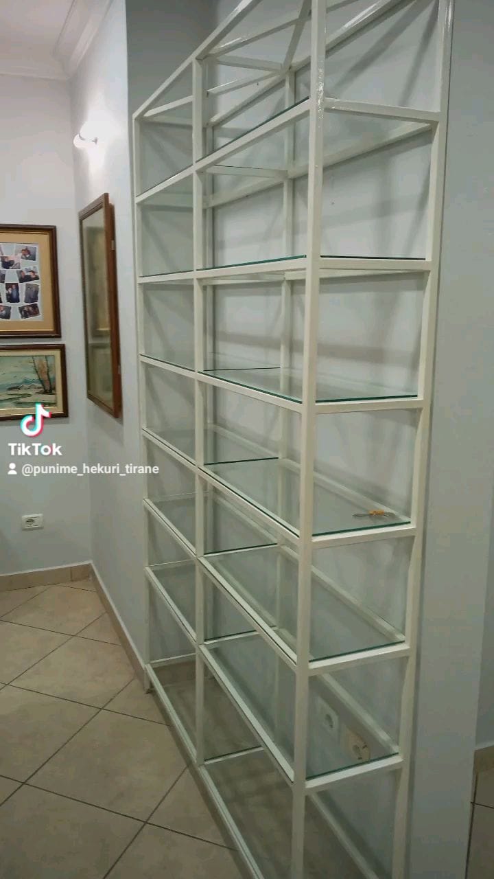 Detaj i strukturës së bardhë dhe i rafteve prej xhami