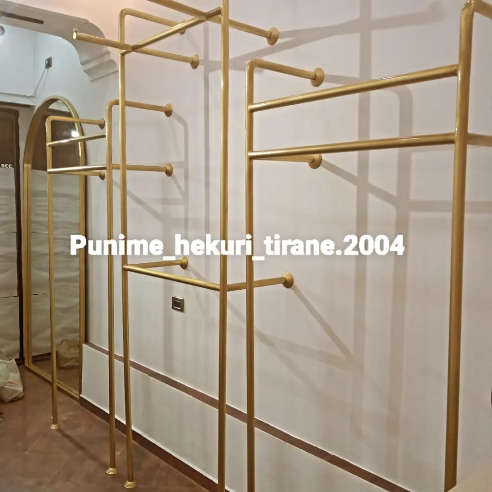 Varëse rrobash me profile ari në një dyqan veshjesh në Tiranë