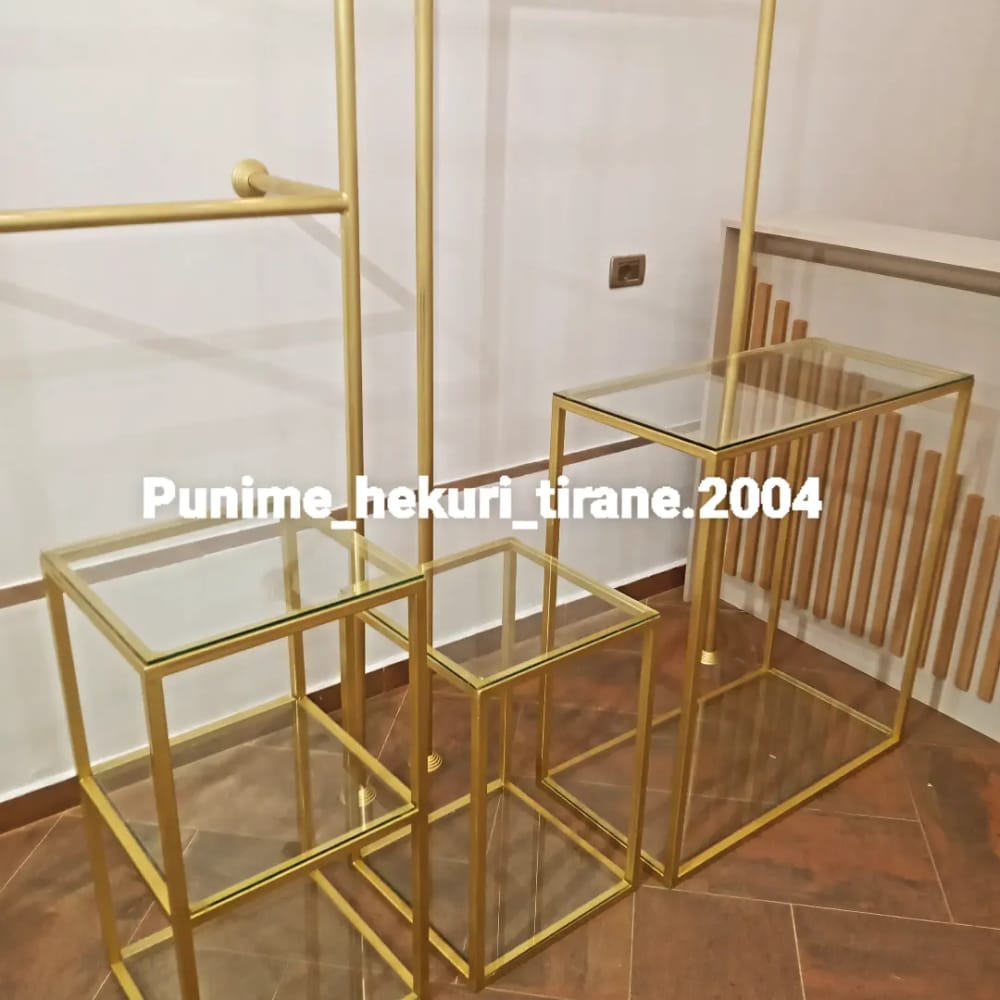 Tavolina ekspozimi me xham dhe profile ari, në disa lartësi
