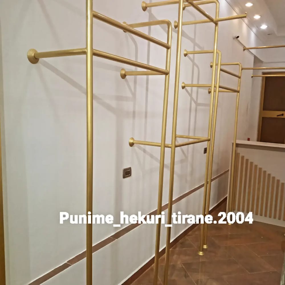 Struktura varëse me profile ari përgjatë murit të dyqanit