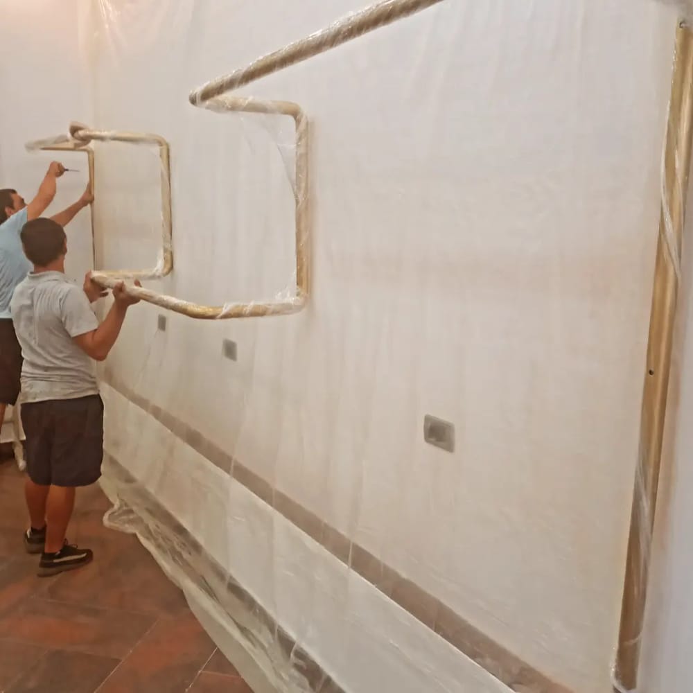 Montimi i varëseve murale në dyqan nga ekipi i punishtes