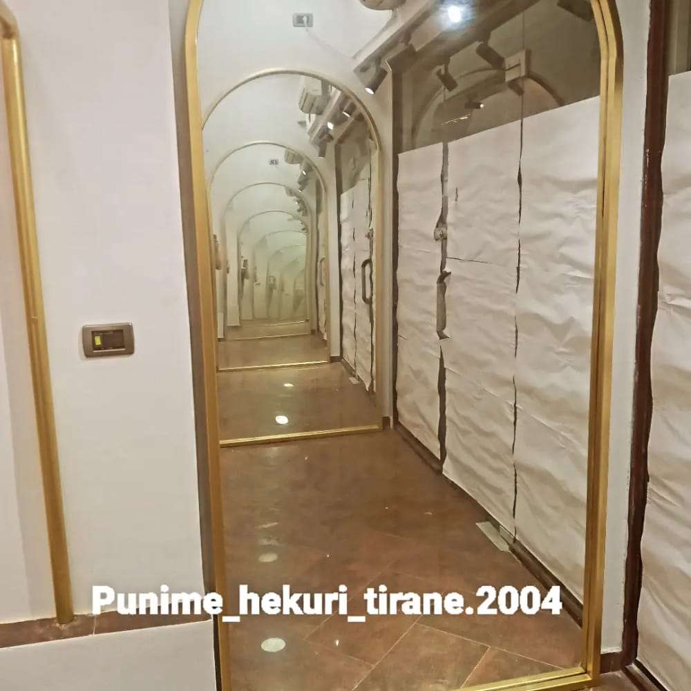 Varëse me profile ari në korridorin me harqe të dyqanit