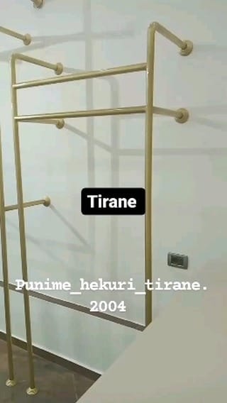 Varëse rrobash e montuar në mur, Tiranë