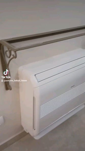 Detaj i konzolës dekorative mbi njësinë e kondicionerit