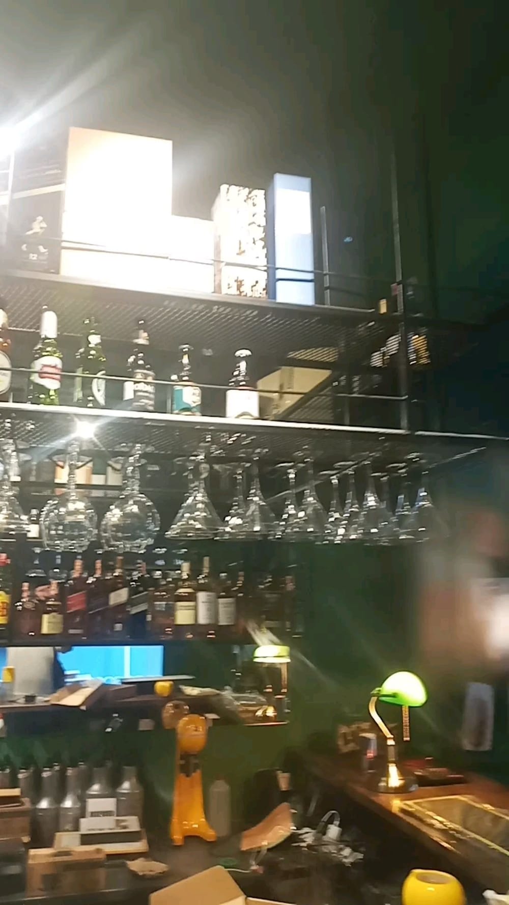 Rafte bari metalike me mbajtëse gotash të varura