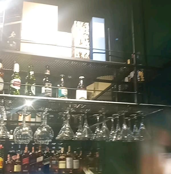 Rafte bari metalike me mbajtëse gotash, të montuara në një lokal