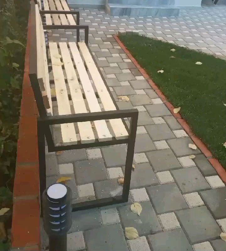 Stola me strukturë metalike dhe dru, të montuar